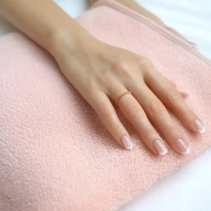 Elegancki manicure nude i subtelny french idealny na różne okazje